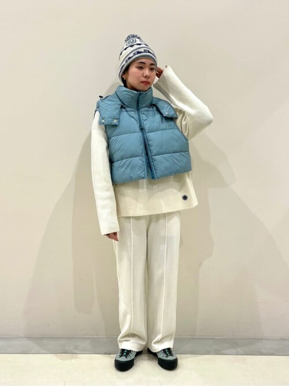 「スウェットパンツ、スニーカー、ニット、セーター、ニット帽、orcival、wild things、SALOMON、the shinzone、unfil」｜「LE GLAZIKのLE GLAZIK | コットン ランダムリブ ハイネックプルオーバー WOMEN（Tシャツ/カットソー、ブラック系）」を使った、Bshopスタッフさん（レディース・160cm）の冬コーディネートの1枚目の写真