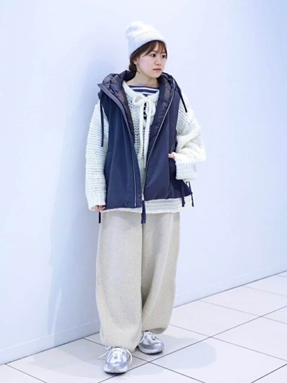「スニーカー、ダウンベスト、New Balance、冬コーデ、orcival、ボーダートップス、モヘヤニット、ニットワイドパンツ、unfil、ニット/セーター」｜「ORCIVALのORCIVAL | フードダウンベスト WOMEN（ダウンベスト、グレー系）」を使った、Bshopスタッフさん（レディース・149cm）の冬コーディネートの1枚目の写真