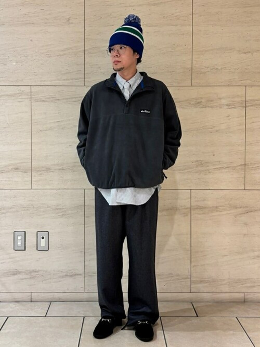 グレー系のその他アウター、グレー系のその他パンツ、ブラック系のローファーを着用したメンズの冬コーディネートの1枚目の写真