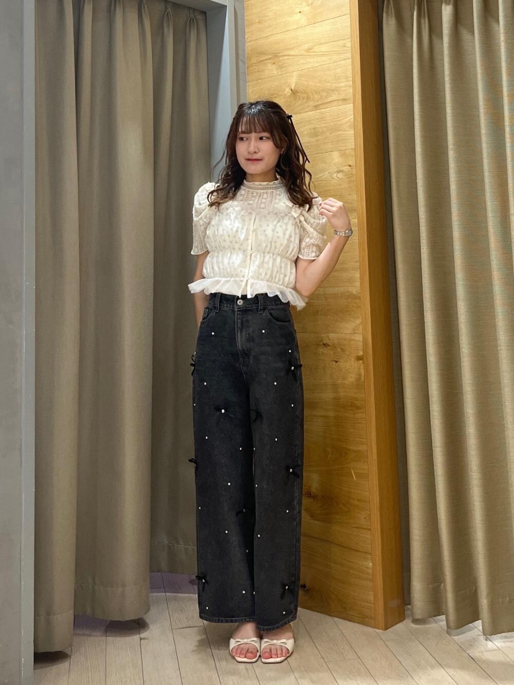 ホワイト系のサンダル、ホワイト系のシャツ/ブラウス、ホワイト系のTシャツ/カットソーを着用したレディースの夏コーディネートの1枚目の写真