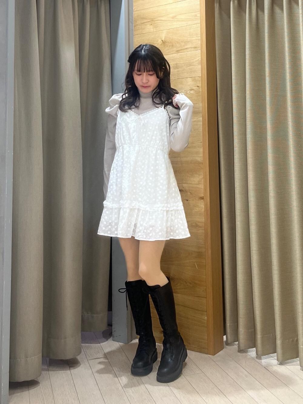 ブラック系のブーツ、ホワイト系のショルダーバッグ、ピンク系のTシャツ/カットソーを着用したレディースの冬コーディネートの1枚目の写真