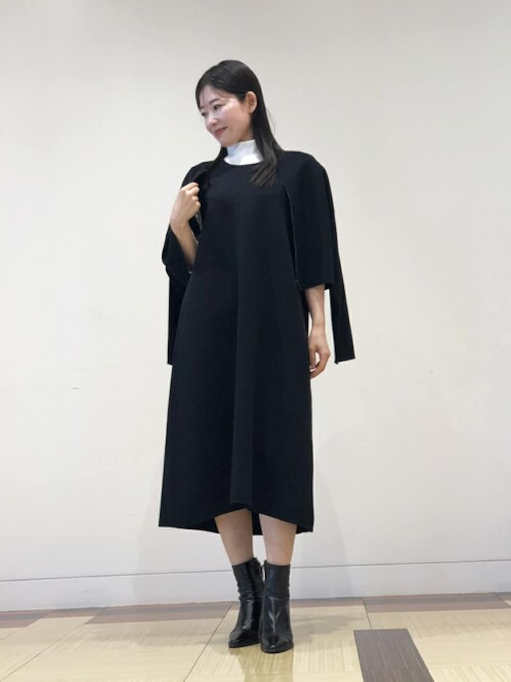「ワンピース、休日スタイル、上品、シンプルコーデ、レディース、春夏コーデ、モノトーンコーデ、肩掛けカーデ、マッキントッシュロンドン」｜「MACKINTOSH LONDONのミラノリブショートニットブルゾン（カーディガン/ボレロ、ブラック系）」を使った、Rie.さん（レディース・158cm）の春コーディネートの1枚目の写真