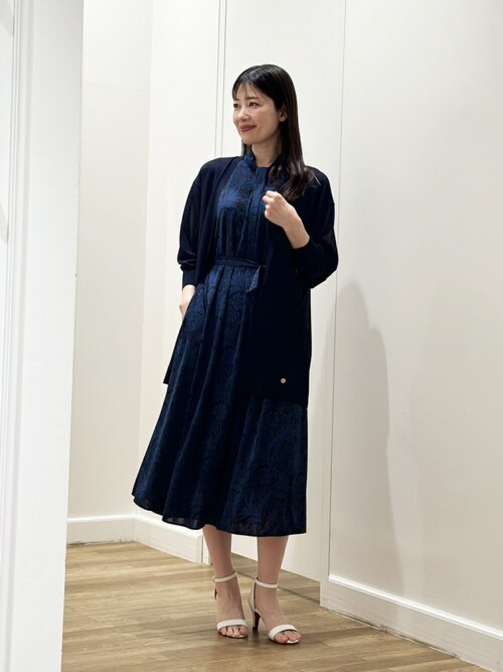 「大人コーデ、mackintoshlondon、マッキントッシュロンドン、MACKINTOSH LONDON」｜「MACKINTOSH LONDONの【予約販売】【BIBURY FLOWER 001】シャドーバイブリーワンピース（ワンピース、ブルー系）」を使った、Rie.さん（レディース・158cm）の夏コーディネートの1枚目の写真