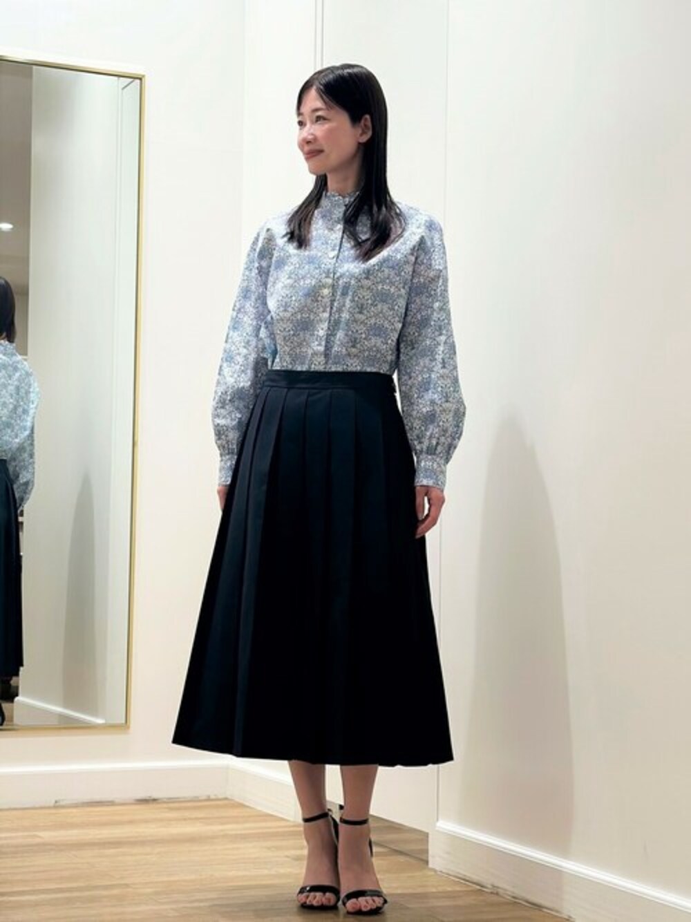 「大人コーデ、mackintoshlondon、マッキントッシュロンドン、MACKINTOSH LONDON」｜「MACKINTOSH LONDONの【BIBURY FLOWER 002】バイブリーフラワー002ブラウス（シャツ/ブラウス、ブルー系）」を使った、Rie.さん（レディース・158cm）の夏コーディネートの1枚目の写真