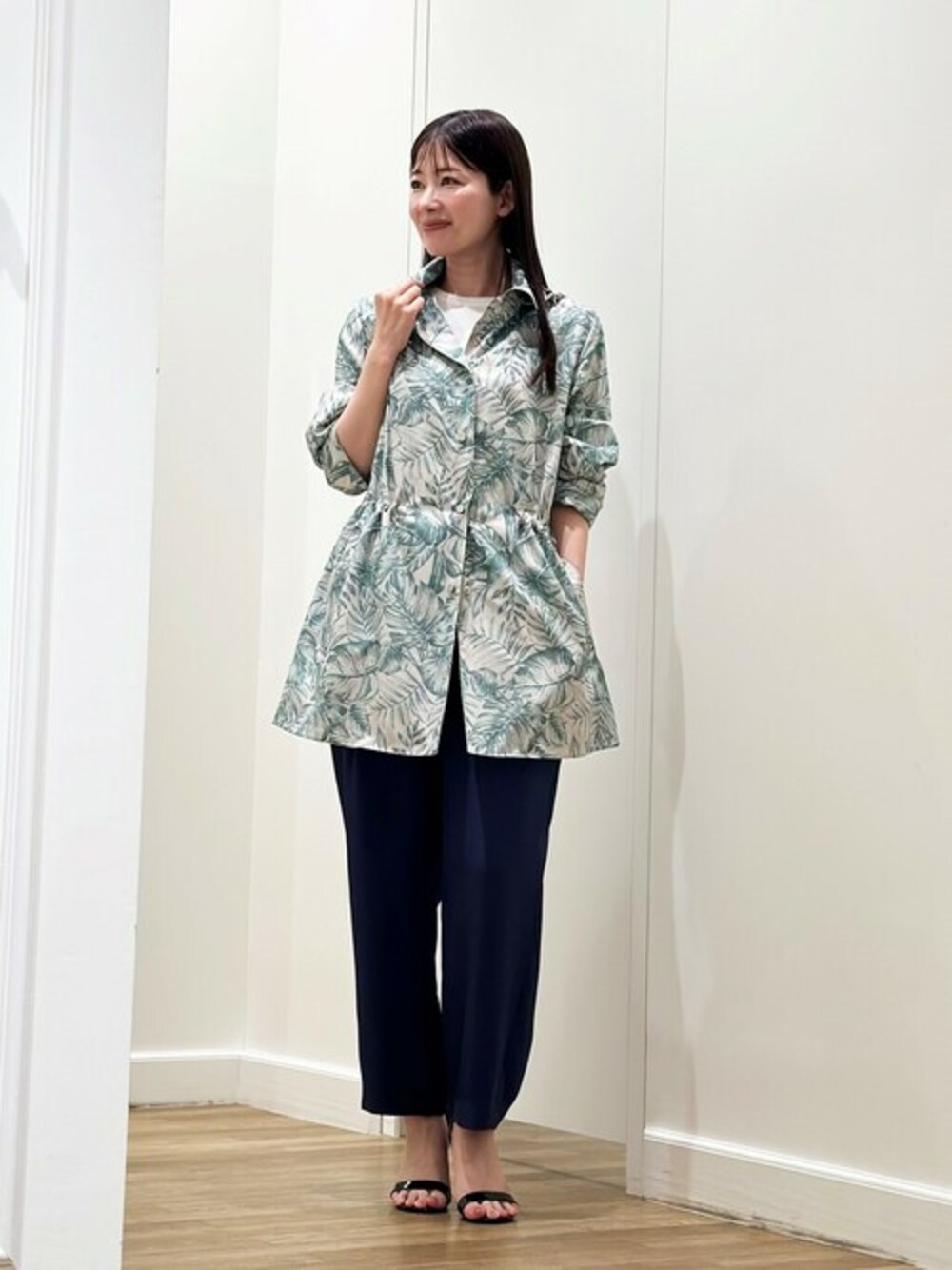 「大人コーデ、mackintoshlondon、マッキントッシュロンドン、MACKINTOSH LONDON」｜「MACKINTOSH LONDONの【The Essential Collection】コットンスムース半袖Tシャツ（Tシャツ/カットソー、ホワイト系）」を使った、Rie.さん（レディース・158cm）の夏コーディネートの1枚目の写真