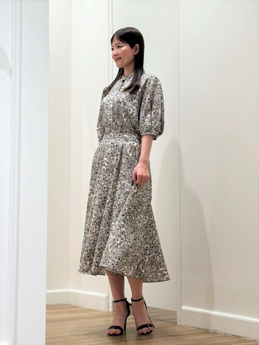 「セットアップ、大人コーデ、セットアップスタイル、mackintoshlondon、マッキントッシュロンドン、MACKINTOSH LONDON」｜「MACKINTOSH LONDONのビーハイブプリントブラウス（シャツ/ブラウス、イエロー系）」を使った、Rie.さん（レディース・158cm）の夏コーディネートの1枚目の写真