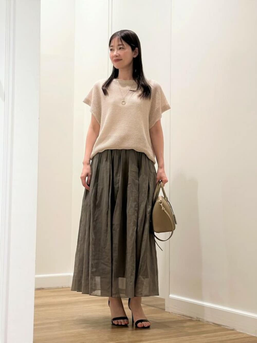 「スカート、ショルダーバッグ、ボリュームスカート、大人コーデ、mackintoshlondon、マッキントッシュロンドン、MACKINTOSH LONDON」｜「MACKINTOSH LONDONのグレーズ麻ベスト（ニット/セーター、ベージュ系）」を使った、Rie.さん（レディース・158cm）の夏コーディネートの1枚目の写真