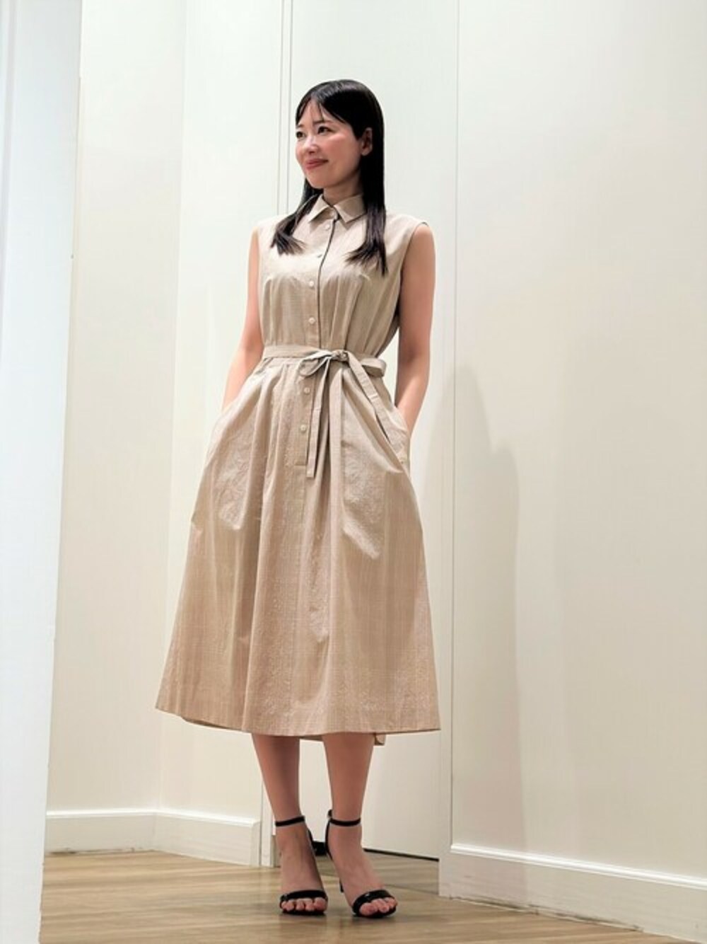 「シャツワンピース、大人コーデ、シャツワンピ、mackintoshlondon、マッキントッシュロンドン、MACKINTOSH LONDON」｜「MACKINTOSH LONDONのラインチェックコットンワンピース（ワンピース、ベージュ系）」を使った、Rie.さん（レディース・158cm）の夏コーディネートの1枚目の写真