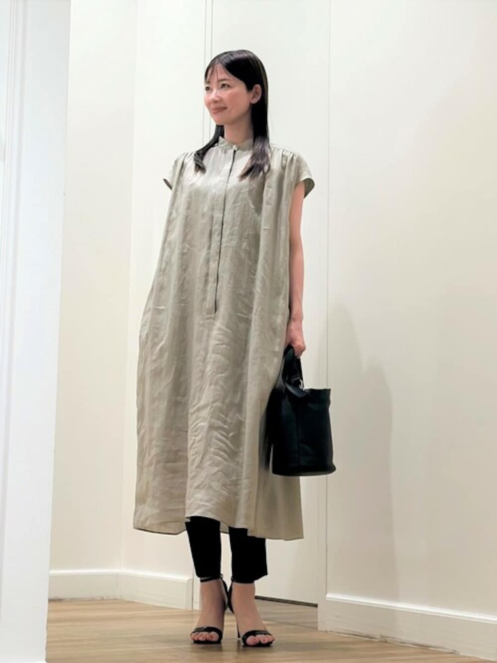 「ワンピース、大人コーデ、ワンピースコーデ、ラミー、mackintoshlondon、マッキントッシュロンドン、MACKINTOSH LONDON」｜「MACKINTOSH LONDONの120番ラミーワンピース（ワンピース、ベージュ系）」を使った、Rie.さん（レディース・158cm）の夏コーディネートの1枚目の写真