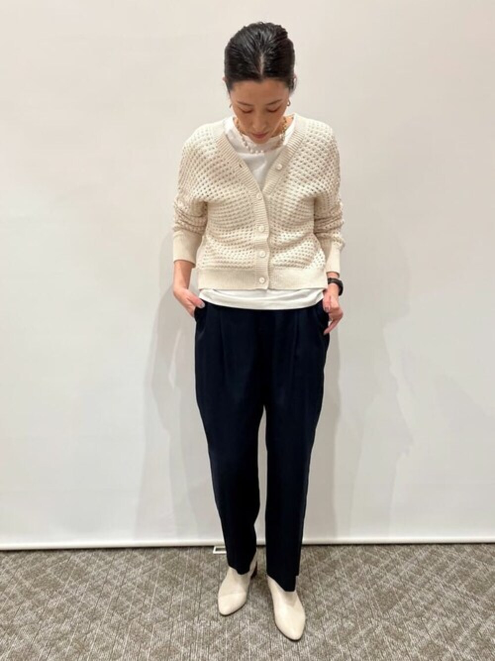 「シンプル、大人カジュアル、お出かけコーデ、大人コーデ、オンオフ兼用、きれいめカジュアル、パンツスタイル、春コーデ、お仕事コーデ、上品カジュアル」｜「human womanの◆≪arrive 5e≫ミドルゲージ透かし柄カーディガン（カーディガン/ボレロ、ホワイト系）」を使った、natukiさん（レディース・155cm）の春コーディネートの1枚目の写真