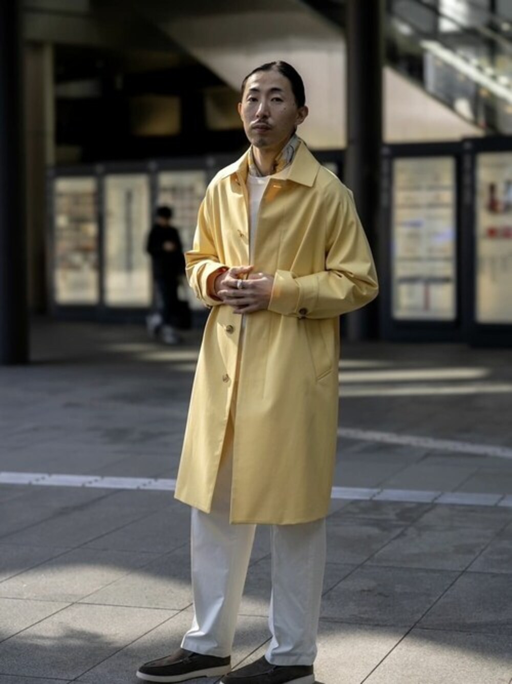 「イエロー、ステンカラーコート、ローファー、ロングコート、Estnation、JILSANDER、白ニット、きれいめカジュアル、春コーデ、エストネーション」｜「ESTNATIONのESTNATION / コットンバルマカーンコート（ステンカラーコート、イエロー系）」を使った、ESTNATION MENSさん（メンズ・175cm）の冬コーディネートの1枚目の写真