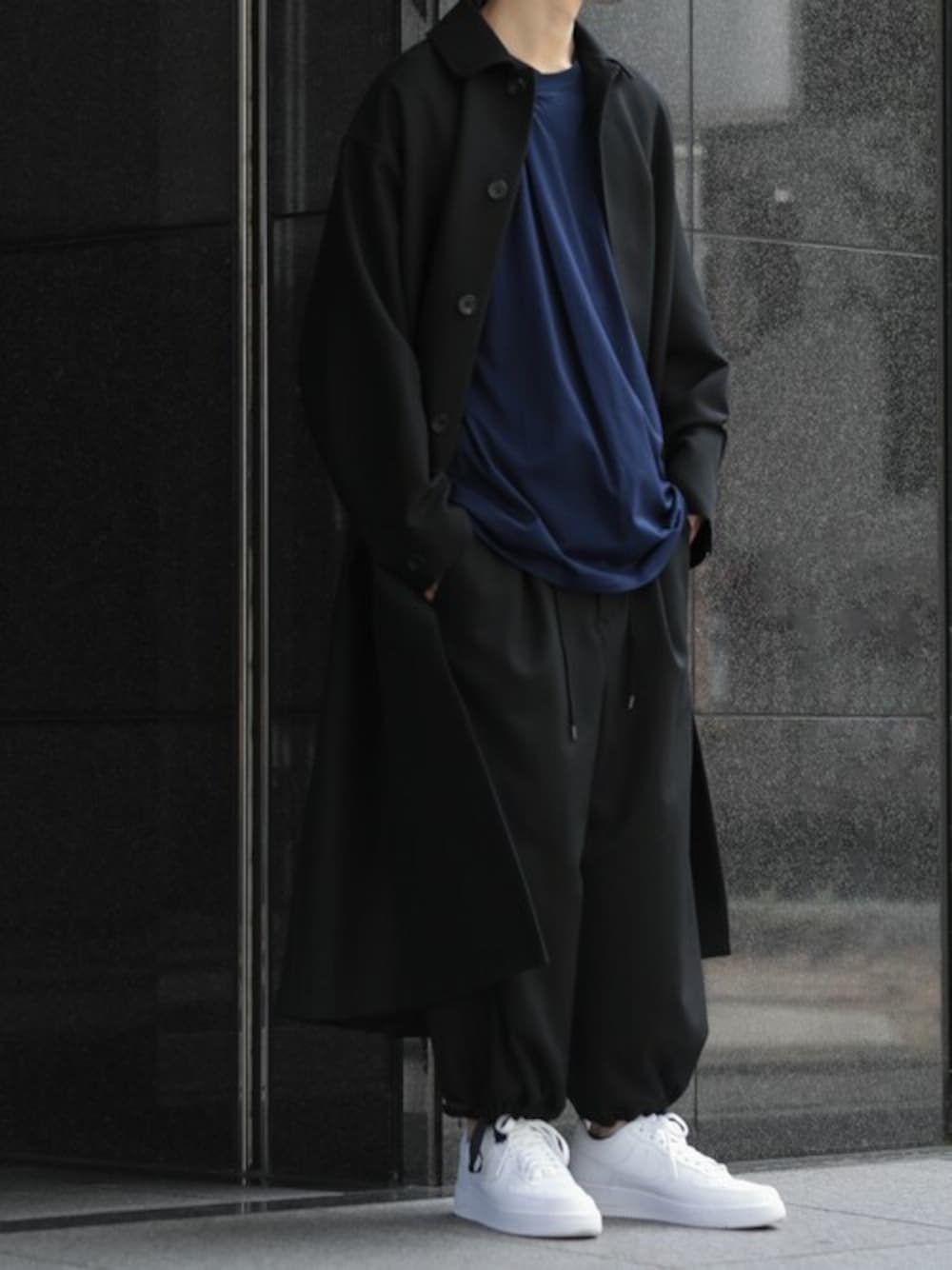 ブラック系のその他パンツ、ブルー系のTシャツ/カットソー、ブラック系のステンカラーコートを着用したメンズの秋コーディネートの1枚目の写真