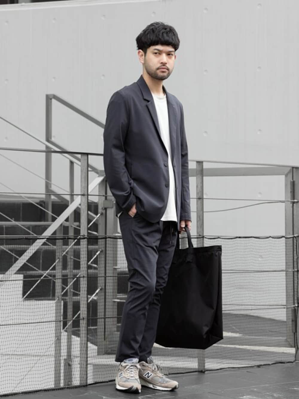 「スニーカー、ジャケット、セットアップ、ニューバランス、スポーツミックス、ビジネススタイル、シンプルコーデ、春コーデ、オフィスカジュアル、淡色コーデ」｜「ATTACHMENTのNY/CO ストレッチジャージー 2Bジャケット / NY/CO STRETCH JERSEY 2B JACKET（テーラードジャケット、グレー系）」を使った、AT_ATさん（メンズ・170cm）の春コーディネートの1枚目の写真