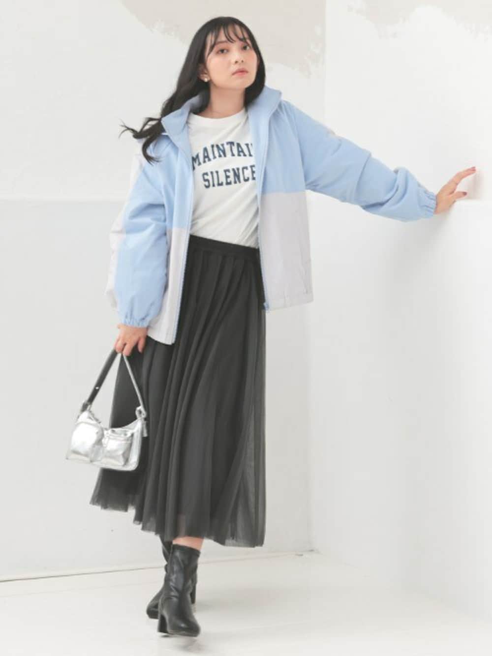 「アウター、冬コーデ、チュールスカート、お出かけコーデ、プチプラ、きれいめカジュアル、シンプルコーデ、ハニーズ、Honeys、冬アウター」｜「Honeysの配色ブルゾン（ブルゾン、ブルー系）」を使った、ハニーズさん（レディース・166cm）の冬コーディネートの1枚目の写真
