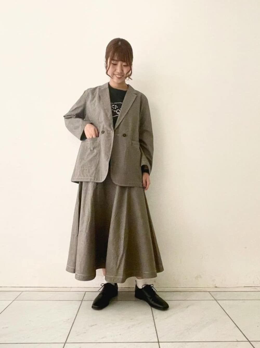 「pou dou dou、poudoudou、プードゥドゥ、セットアップ、春服、きれいめカジュアル、千鳥柄、ジャケット、フレアスカート、マーメイドスカート、レースアップシューズ、スクエアトゥ、Tシャツ、黒Tシャツ、春コーデ」｜「POU DOU DOUのスクエアトゥレースアップシューズ（その他シューズ、ブラック系）」を使った、ヤマシタさん（レディース・163cm）の冬コーディネートの1枚目の写真