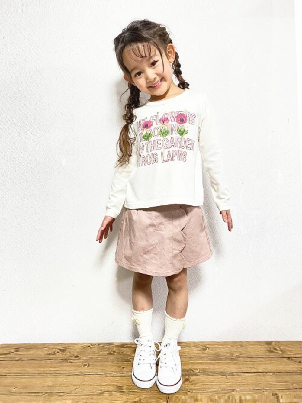 「ロンT、ガーリー、キッズコーデ、フラワープリント、かわいい、通学コーデ、おんなのこ、キッズファッション、troislapins、トロワラパン」｜「trois lapins kpのフラワー＆ロゴプリント長袖Tシャツ(110-130cm)（Tシャツ/カットソー、ホワイト系）」を使った、KPさん（キッズ・111cm）の春コーディネートの1枚目の写真