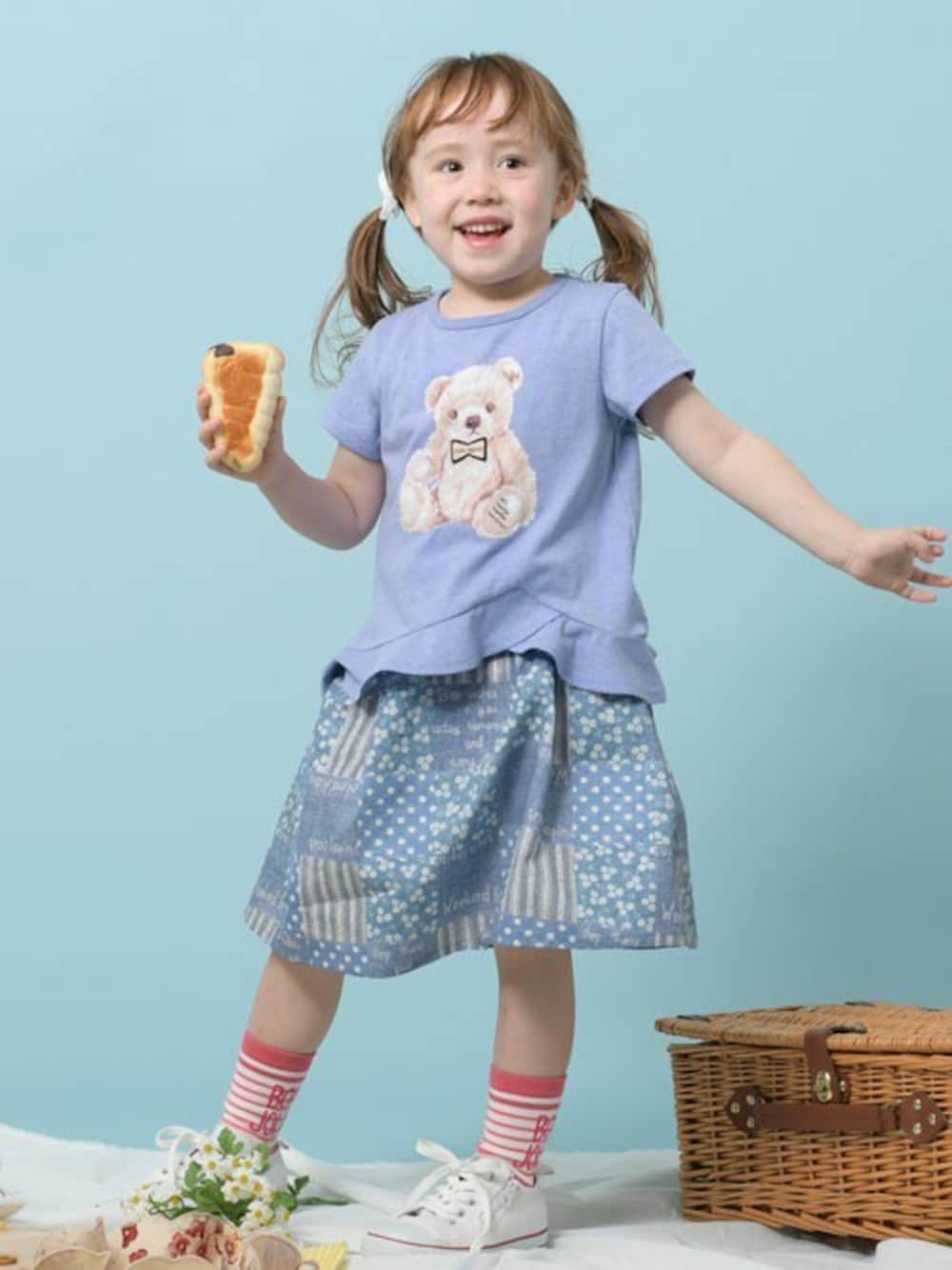 「デニムスカート、パッチワーク、キッズコーデ、くまさん、夏コーデ、半袖Ｔシャツ、こどもコーデ、サマースタイル、おんなのこ、トロワラパン」｜「trois lapins kpのくまプリント半袖Tシャツ(100-130cm)（Tシャツ/カットソー、ブルー系）」を使った、KPさん（キッズ・104cm）の春コーディネートの1枚目の写真