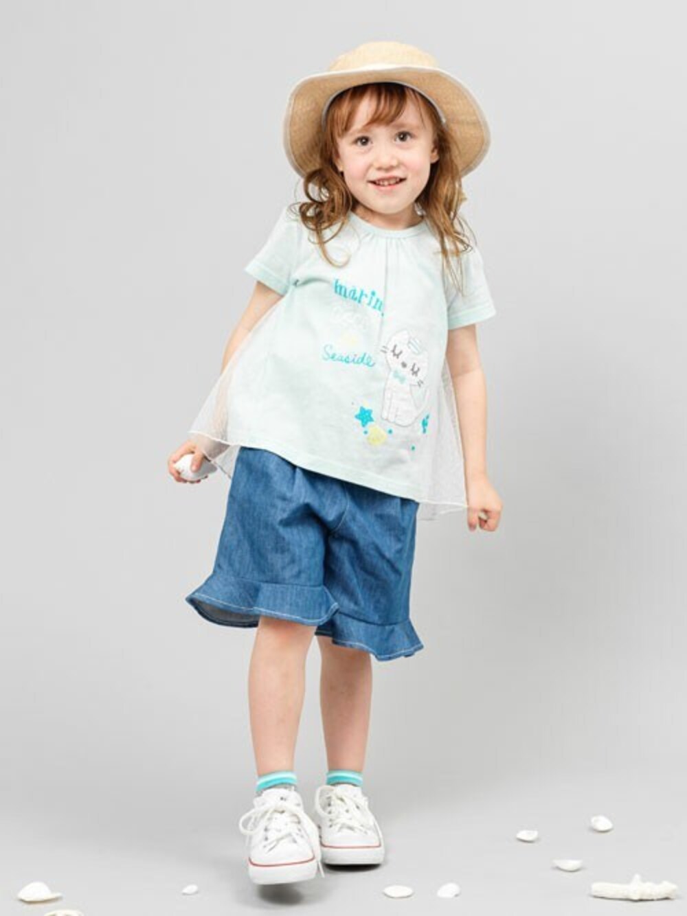 「デニム、チュール、ハット、キッズコーデ、キュロット、ネコ、女の子、おんなのこ、KP、ケーピー」｜「KPのcocoちゃんアップリケ付き後水玉チュール切替え半袖Tシャツ(100-130cm)（Tシャツ/カットソー、ブルー系）」を使った、KPさん（キッズ・104cm）の春コーディネートの1枚目の写真