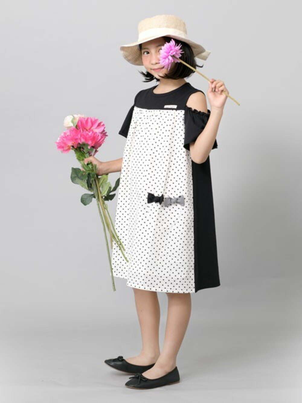 「ワンピース、旅行、キッズコーデ、おでかけ、女の子、リゾートスタイル、小学生、おんなのこ、ジュニア、トロワラパン」｜「trois lapins kpのドット柄オフショルダーワンピース(140-160cm)（ワンピース、ブラック系）」を使った、KPさん（キッズ・130cm）の春コーディネートの1枚目の写真