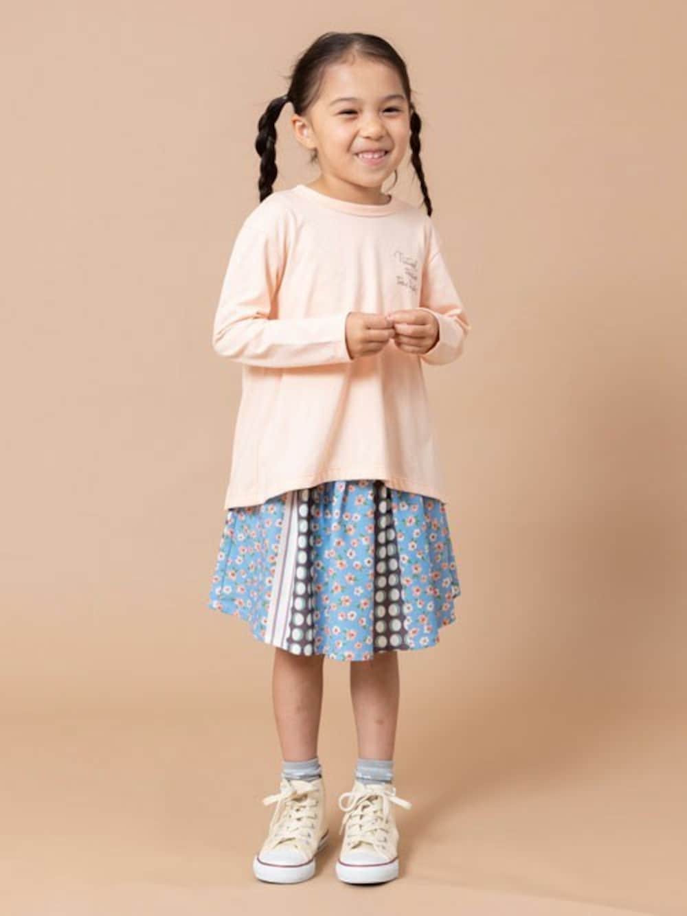 「Tシャツ、キッズコーデ、バックプリント、スカパン、通学コーデ、AW、おんなのこ、キッズモデル、troislapins、トロワラパン」｜「trois lapins kpのTC天竺バック切替え長袖Tシャツ(100～130)（Tシャツ/カットソー、ピンク系）」を使った、KPさん（キッズ・110cm）の夏コーディネートの1枚目の写真