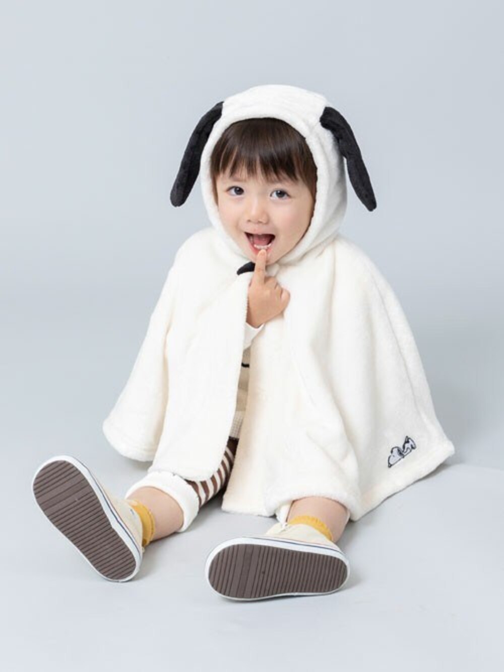 「ＳＮＯＯＰＹ　、ギフト、ポンチョ、スヌーピー、PEANUTS、プレゼント、出産祝い、マント、ピーナッツ、トロワラパン」｜「trois lapins kpのPEANUTS シャギーフリースマント(Free 80-95cm)（ポンチョ、ホワイト系）」を使った、KPさん（キッズ・88cm）の秋コーディネートの1枚目の写真