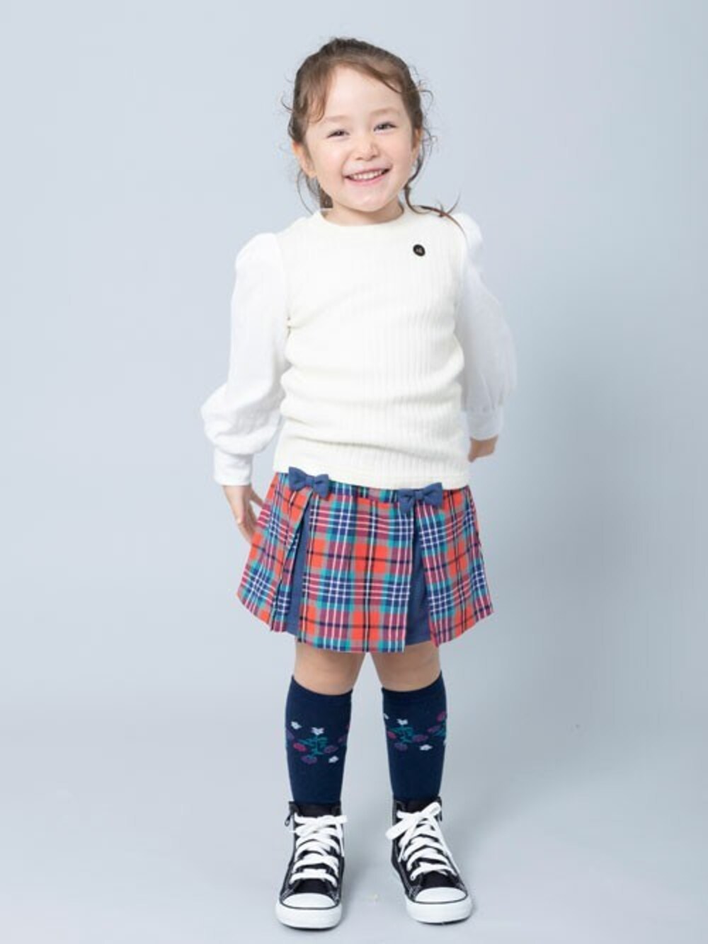 「チェック、スクールガール、ベスト、リボン、キッズコーデ、ドッキング、おんなのこ、トロワラパン」｜「trois lapins kpのテレコベストドッキング長袖Tシャツ(110～130)（Tシャツ/カットソー、ブラック系）」を使った、KPさん（キッズ・104cm）の秋コーディネートの1枚目の写真