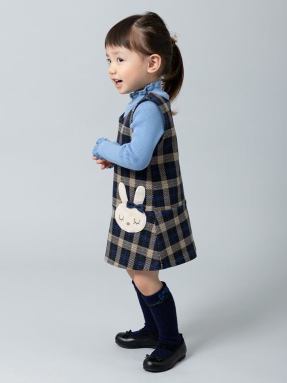 「チェック、クリスマス、お出かけコーデ、お正月、女の子、ベビーコーデ、90cm」｜「KPの【日本製】mimiちゃんポケットのチェック柄ジャンパースカート(80～90)（ジャンパースカート、ブラック系）」を使った、KPさん（キッズ・90cm）の秋コーディネートの1枚目の写真