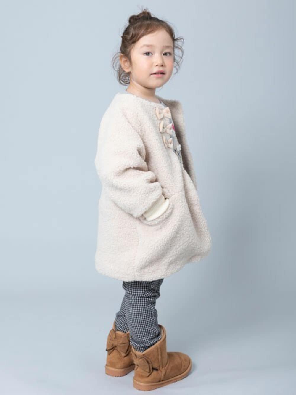 「ボア、リボン、冬コーデ、もこもこ、キッズコーデ、女の子、キッズファッション、KP」｜「KPのベロアリボンシープボアコート(110～130)（ノーカラーコート、ベージュ系）」を使った、KPさん（キッズ・105cm）の冬コーディネートの1枚目の写真