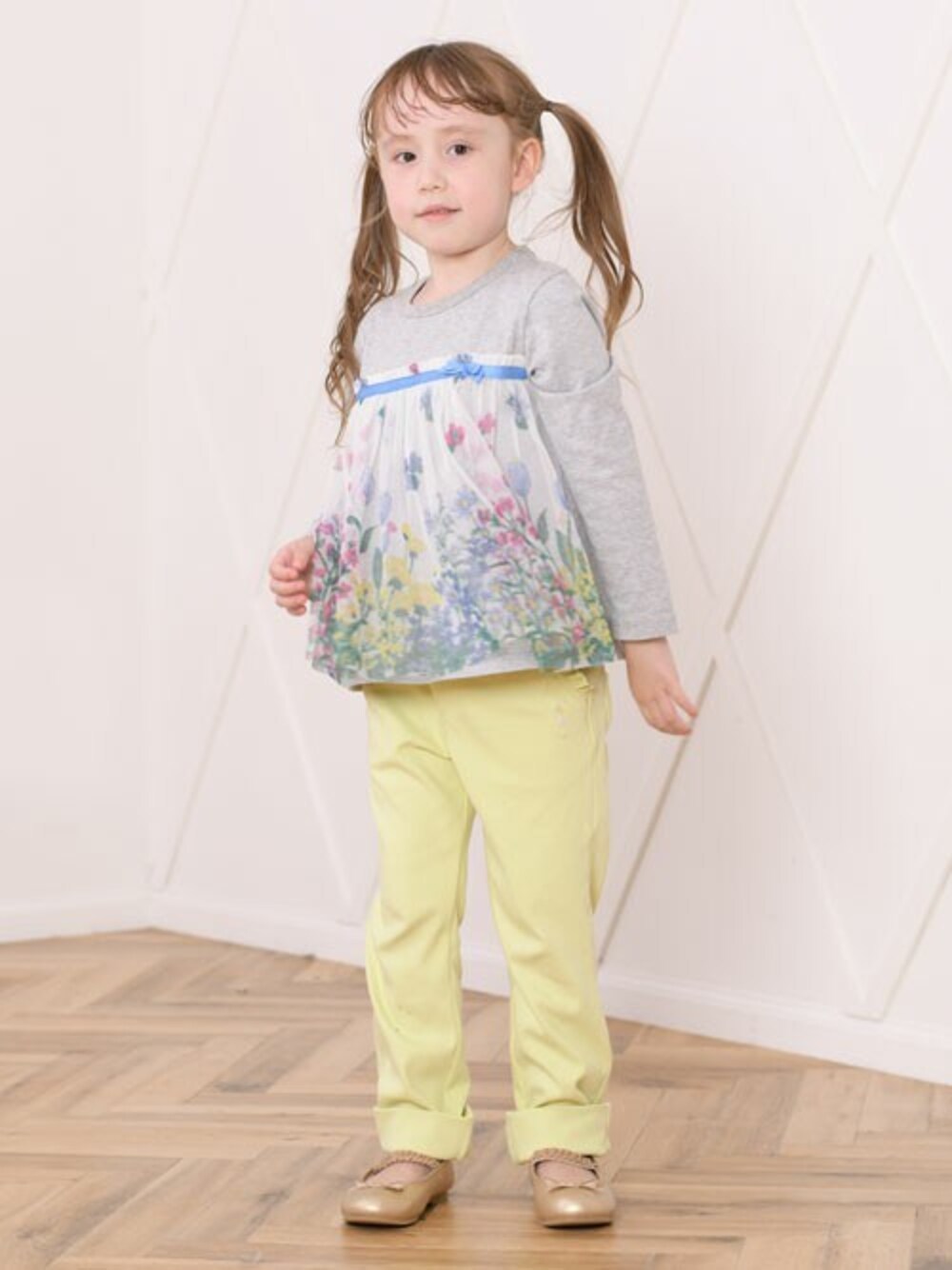 グレー系のTシャツ/カットソー、イエロー系のその他パンツを着用したキッズの冬コーディネートの1枚目の写真