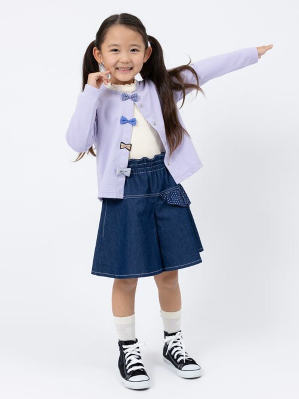 「リボン、お出かけコーデ、キッズコーデ、春コーデ、女の子、通学コーデ、トロワラパン」｜「trois lapins kpのTCミニ裏毛 リボンカーディガン(100～150)（カーディガン/ボレロ、パープル系）」を使った、KPさん（キッズ・110cm）の冬コーディネートの1枚目の写真