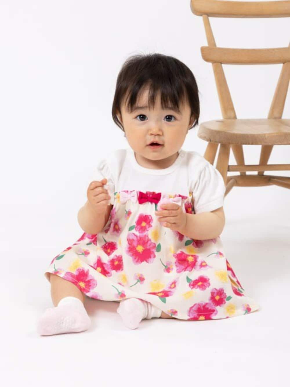 「カバーオール、出産祝い、70cm、ベビーコーデ、KP、80cm、ベビーファッション」｜「KPの水彩花柄シフォン切り替えショートオール(Free 70-80cm)（ロンパース、ピンク系）」を使った、KPさん（キッズ・72cm）の春コーディネートの1枚目の写真