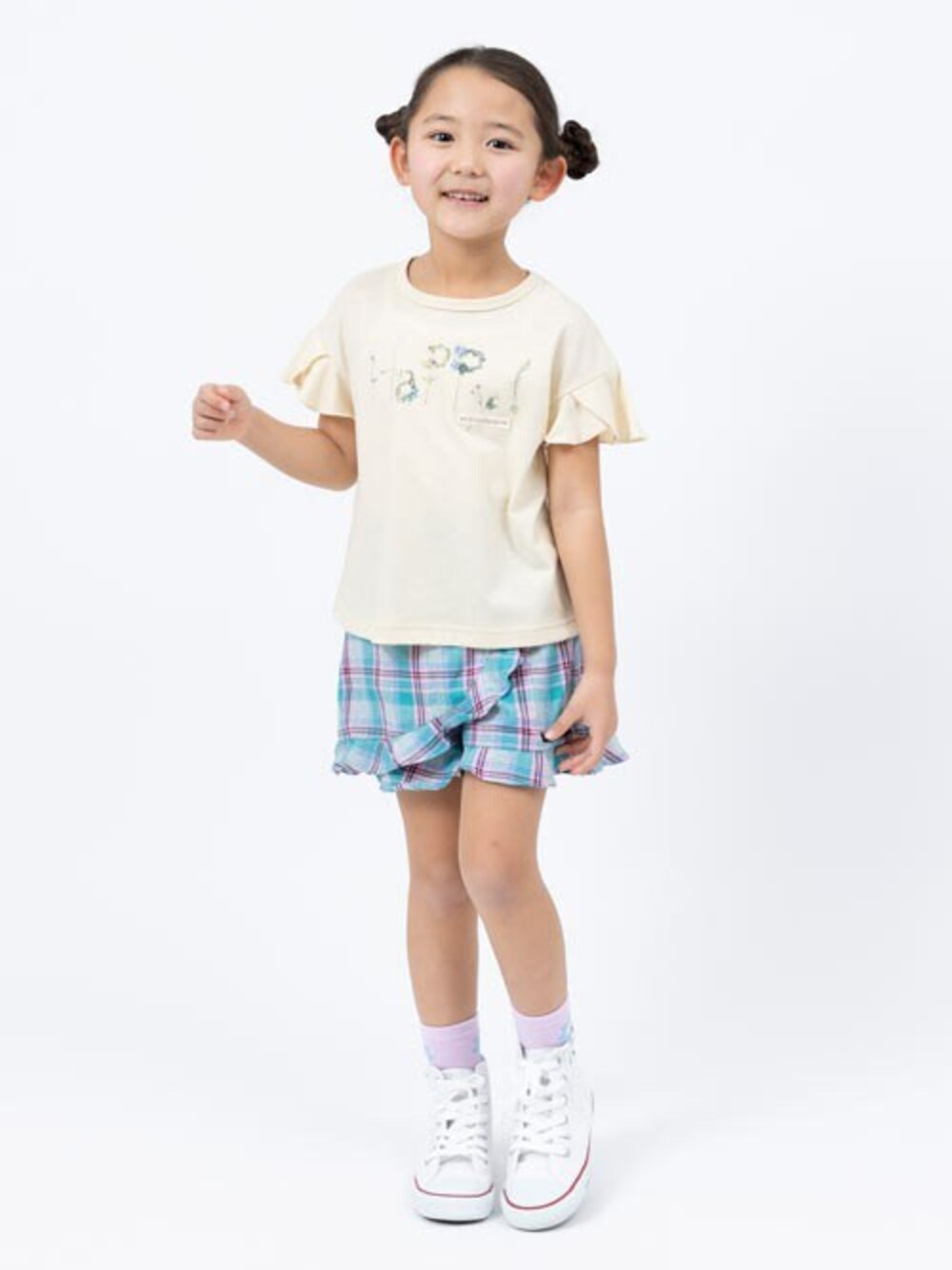「女の子、通学コーデ、おんなのこ、キッズファッション、ジュニア、110cm、ラパン、120cm、130㎝、トロワラパン」｜「trois lapins kpの袖フリル TC天竺半袖Tシャツ(110～130)（Tシャツ/カットソー、ベージュ系）」を使った、KPさん（キッズ・110cm）の春コーディネートの1枚目の写真