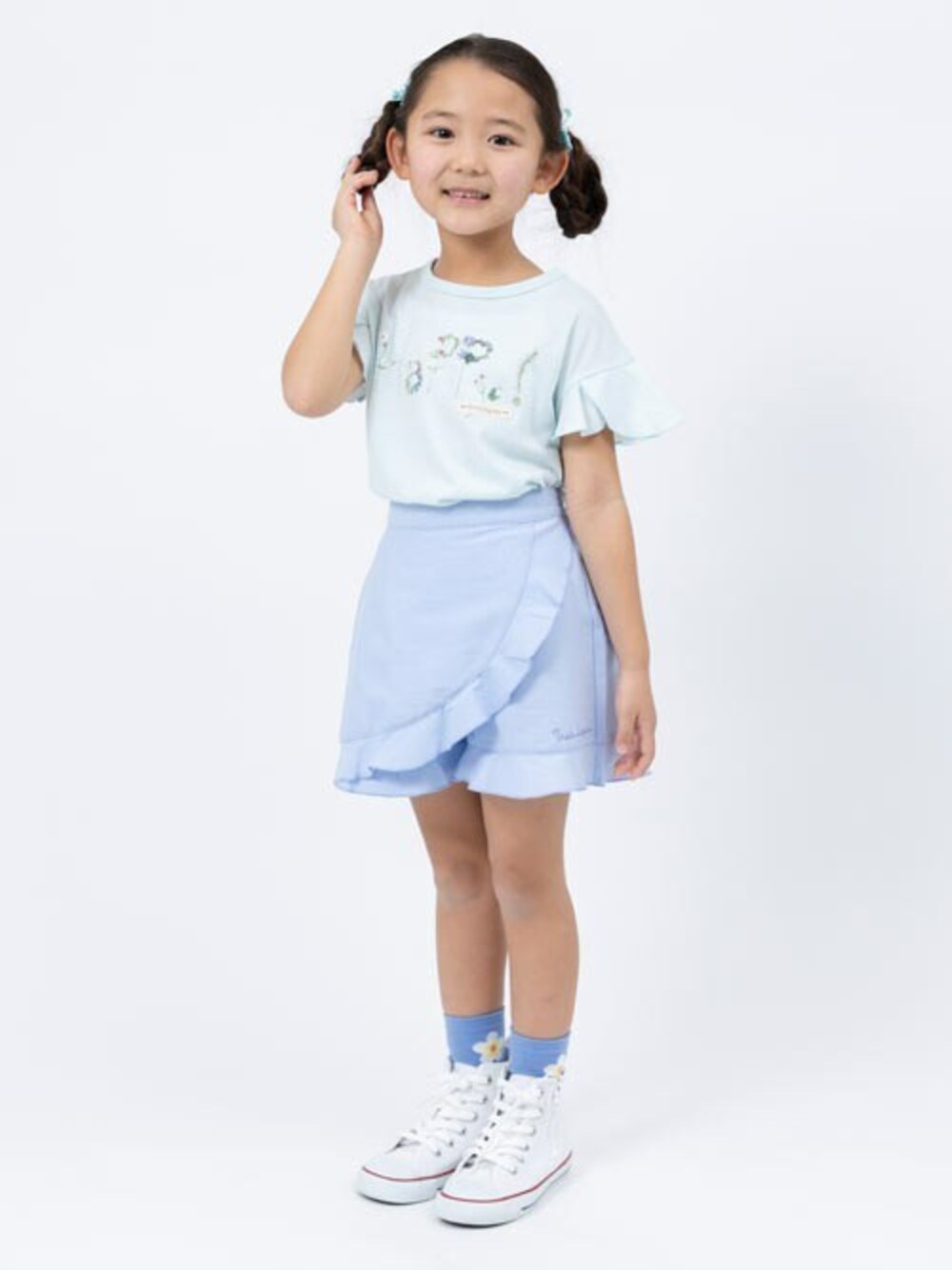 「キッズコーデ、夏コーデ、通学コーデ、おんなのこ、ラパン、トロワラパン」｜「trois lapins kpの袖フリル TC天竺半袖Tシャツ(110～130)（Tシャツ/カットソー、グリーン系）」を使った、KPさん（キッズ・110cm）の春コーディネートの1枚目の写真