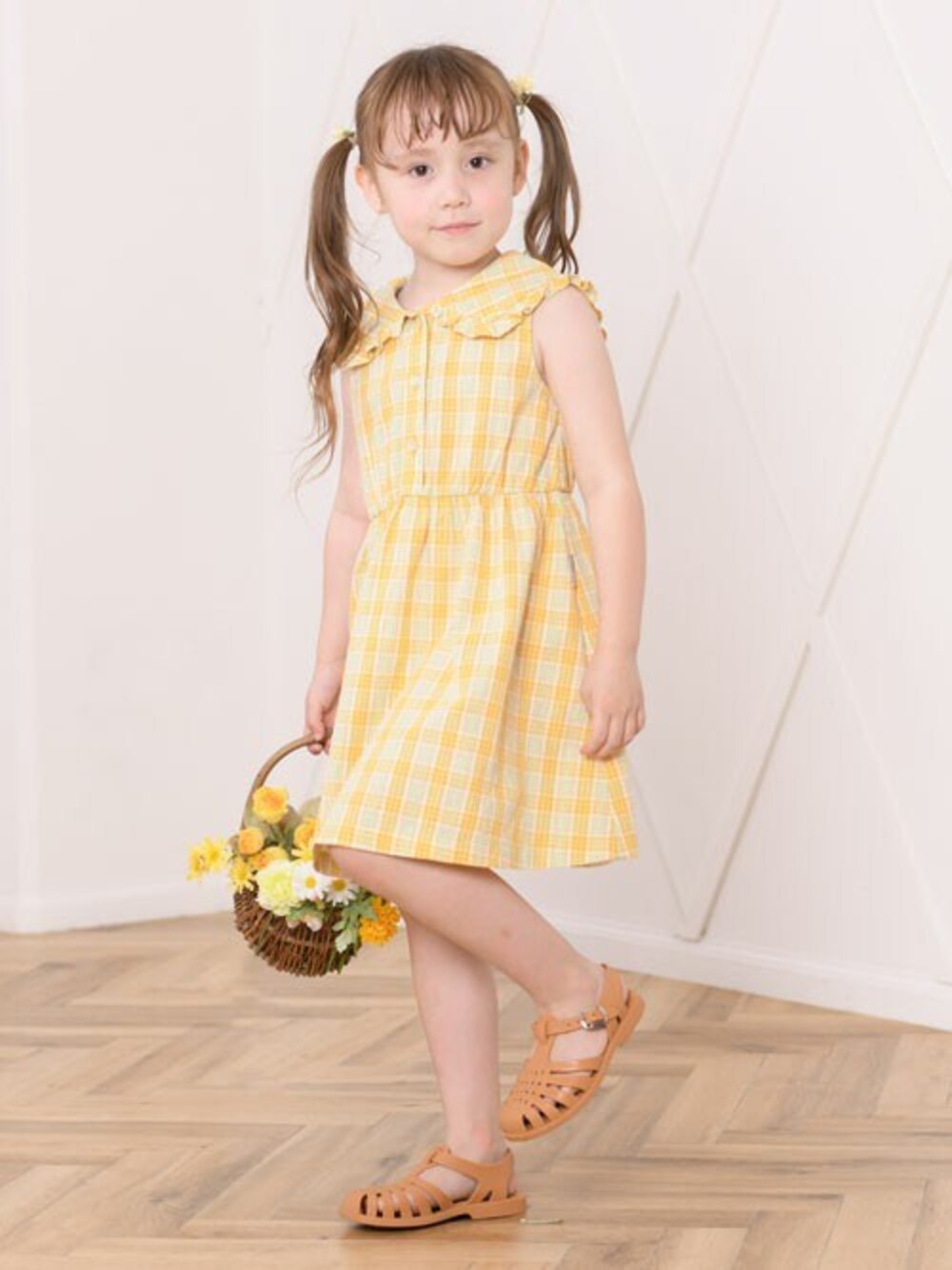 「ワンピース、女の子、夏コーデ、おでかけコーデ、KP、ケーピー」｜「KPの先染めチェックの衿付きノースリーブワンピース(100～130)（ワンピース、イエロー系）」を使った、KPさん（キッズ・107cm）の春コーディネートの1枚目の写真