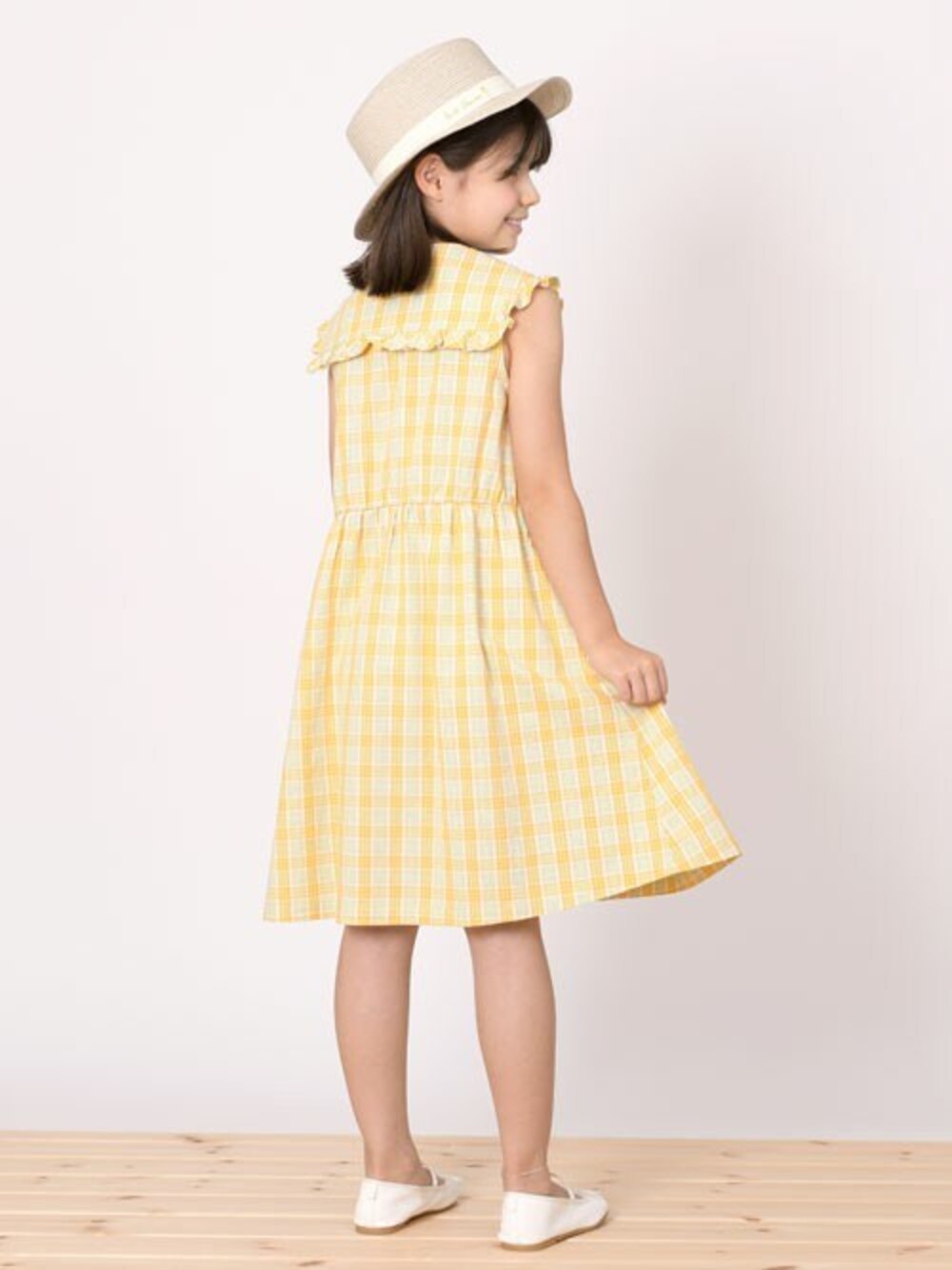 「ワンピース、夏休み、キッズコーデ、夏コーデ、おんなのこ、キッズファッション、KP、ジュニア、ケーピー」｜「KPの先染めチェックの衿付きノースリーブワンピース(140～150)（ワンピース、イエロー系）」を使った、KPさん（キッズ・133cm）の春コーディネートの1枚目の写真