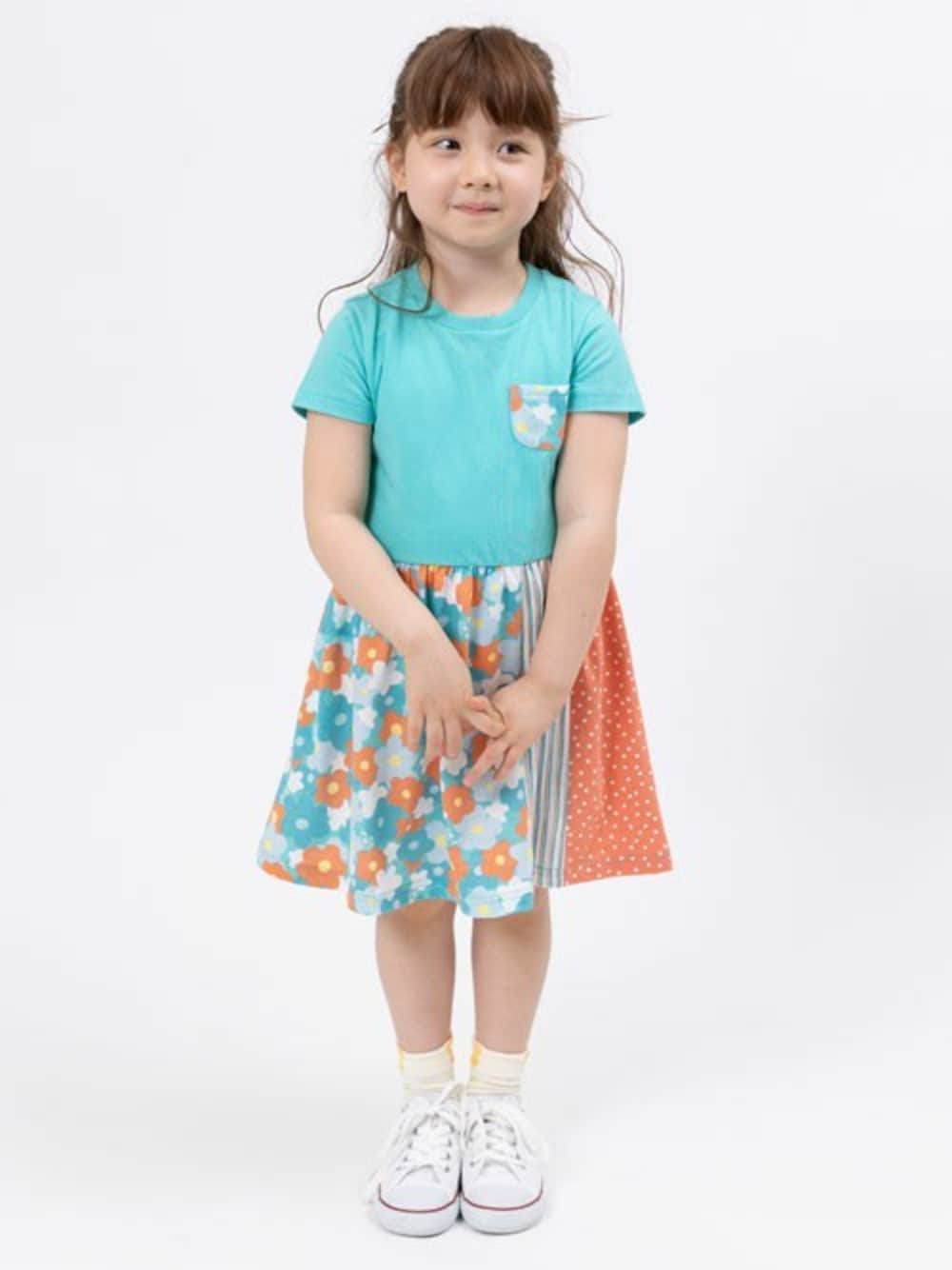 「ワンピース、夏休み、お出かけコーデ、キッズコーデ、ラクチンコーデ、おんなのこ、KP」｜「KPの花柄プリント切り替え半袖ワンピース(100～130cm)（ワンピース、グリーン系）」を使った、KPさん（キッズ・107cm）の春コーディネートの1枚目の写真