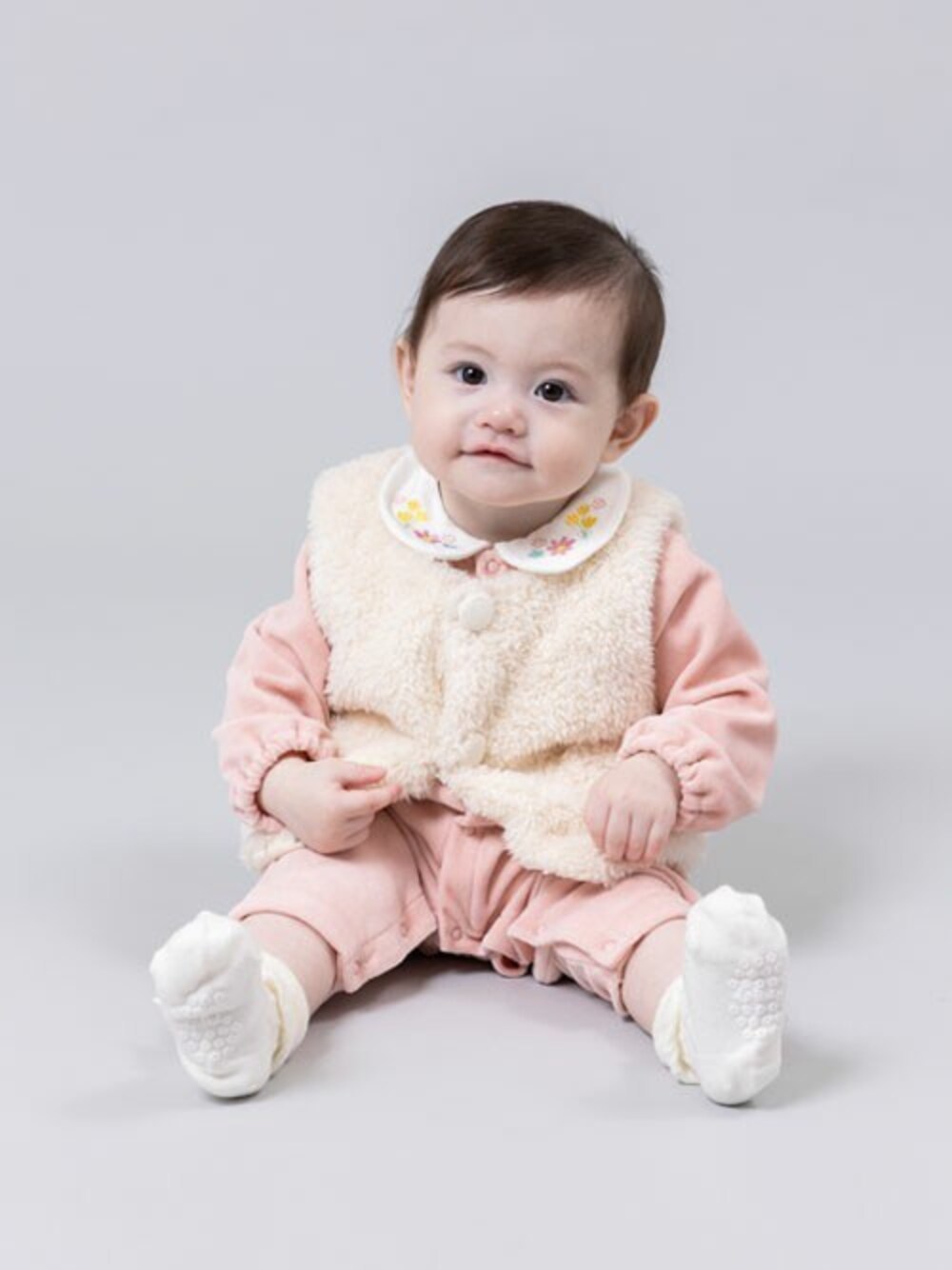 「ピンク、ガーリー、ロンパース、女の子、70cm、ベビーコーデ、おでかけコーデ、秋冬コーデ、KP、80cm」｜「KPのボア ベビーベスト(Free 70-80cm)（ベスト、ホワイト系）」を使った、KPさん（キッズ・65cm）の夏コーディネートの1枚目の写真