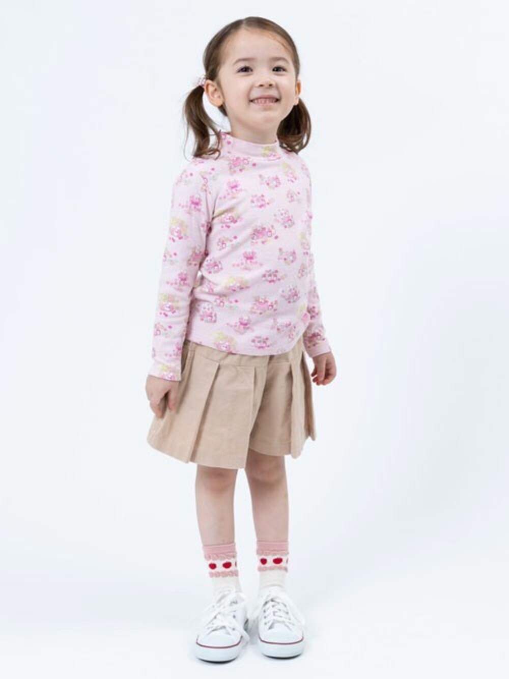 「キッズコーデ、ソックス、キュロット、女の子、こどもコーデ、秋コーデ、おんなのこ、KP、ケーピー」｜「KPの日本製/接結ハイネック長袖Tシャツ(100～130cm)（Tシャツ/カットソー、ピンク系）」を使った、KPさん（キッズ・107cm）の秋コーディネートの1枚目の写真