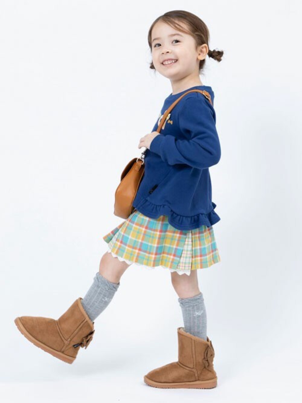 「チェック、スウェット、フリル、女の子、スカパン、秋コーデ、KP、ケーピー」｜「KPのチェックリボン＆ロゴアップリケ 裏毛トレーナー(100～130cm)（スウェット、ブルー系）」を使った、KPさん（キッズ・107cm）の秋コーディネートの1枚目の写真
