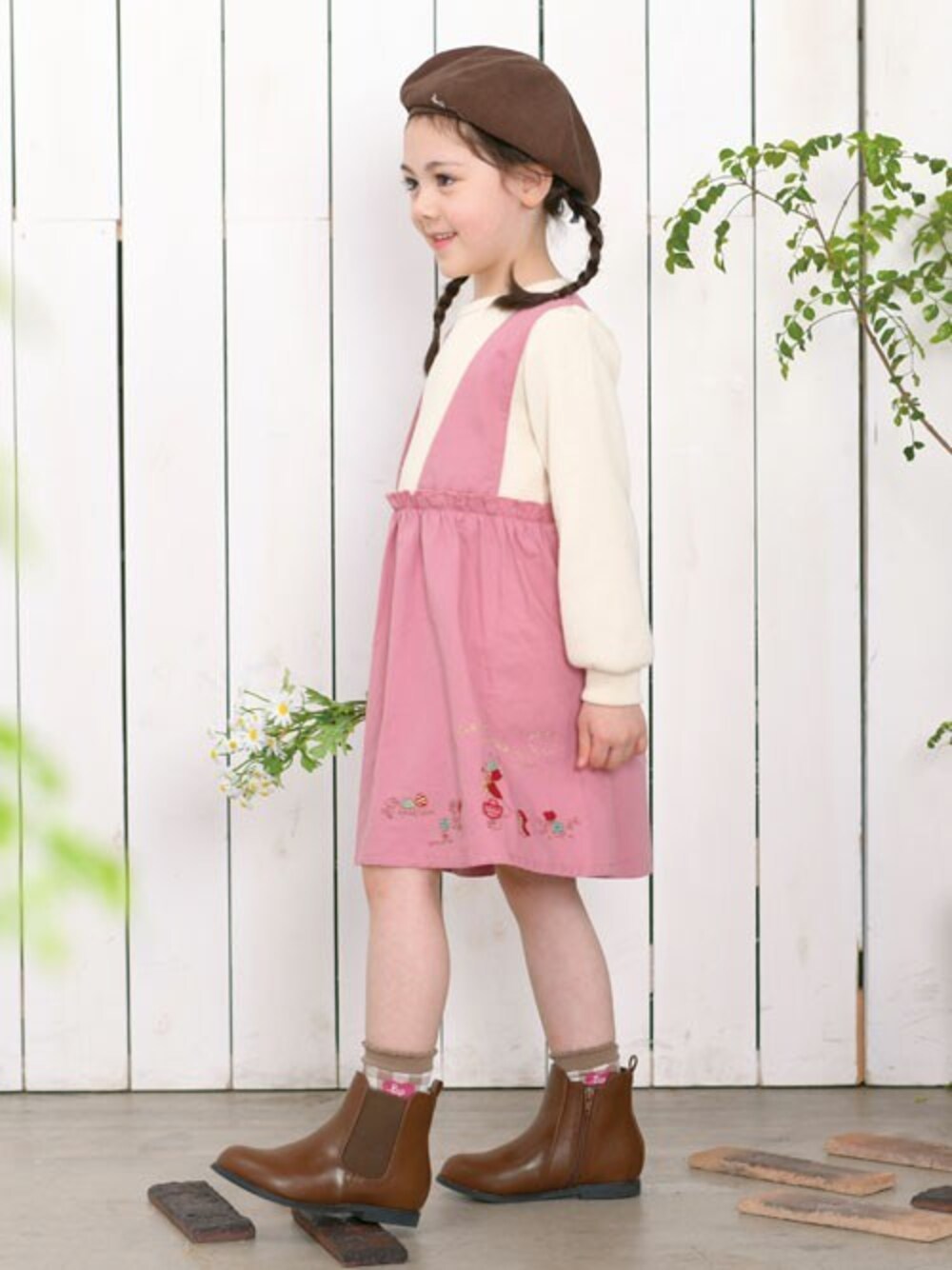 「ワンピース、ピンク、お出かけコーデ、キッズコーデ、女の子、KP、おしゃれさんと繋がりたい、ケーピー」｜「KPの赤ずきんモチーフ刺繍 レイヤード風ワンピース(100～130cm)（ワンピース、ピンク系）」を使った、KPさん（キッズ・112cm）の秋コーディネートの1枚目の写真