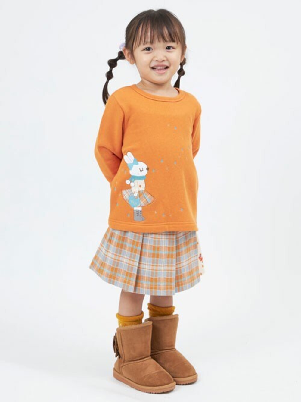 「トレーナー、うさぎ、お出かけコーデ、キッズコーデ、女の子、おんなのこ、KP、ケーピー」｜「KPの日本製/うさぎアップリケ 裏毛トレーナー(100～130cm)（スウェット、オレンジ系）」を使った、KPさん（キッズ・99cm）の秋コーディネートの1枚目の写真