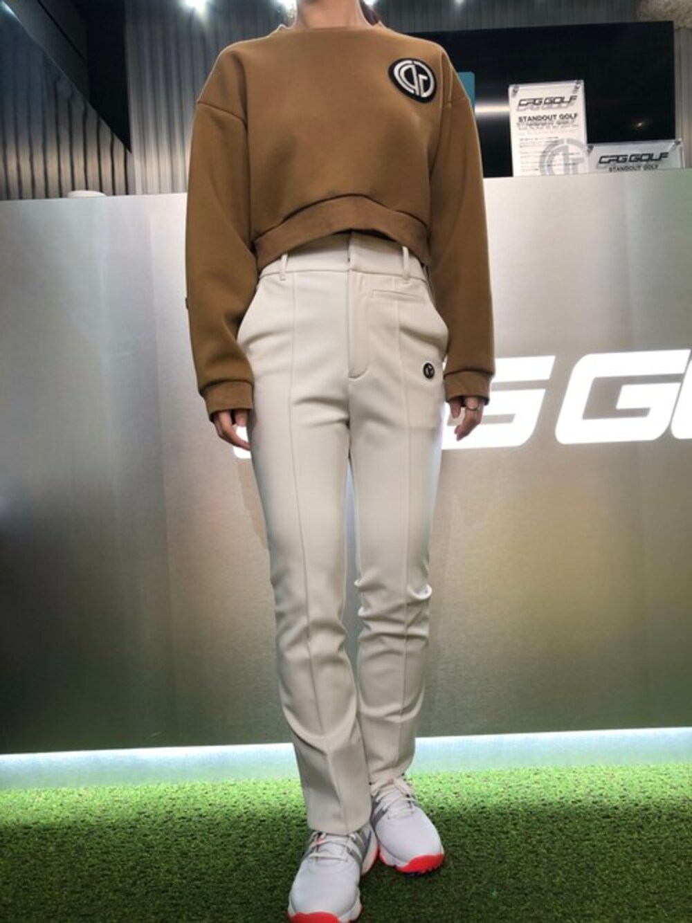 「ZOZO、スタイルアップ、アイボリー、ショート丈トップス、GOLF、ZOZOTOWN、CPG、CPGGOLF、シーピージー、シーピージーゴルフ」｜「CPG GOLFのLight cardboard short length pullover（ライトダンボールショート丈プルオーヴァー）（スウェット、ブラック系）」を使った、CPGGOLF officialさん（レディース・160cm）の秋コーディネートの1枚目の写真