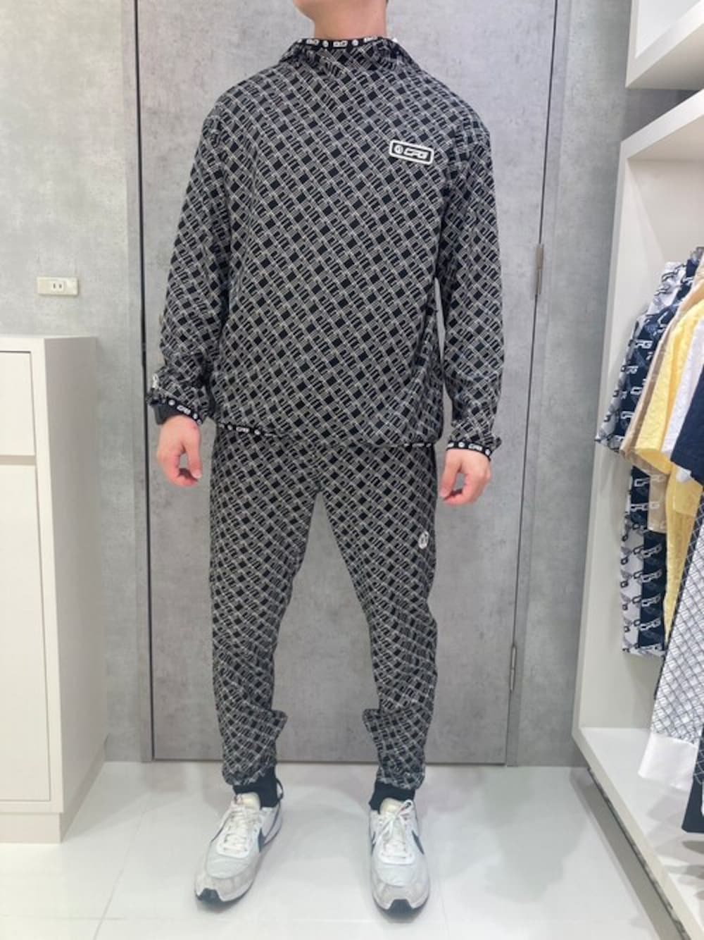 ブラック系のその他パンツ、ブラック系のパーカーを着用したメンズの春コーディネートの1枚目の写真