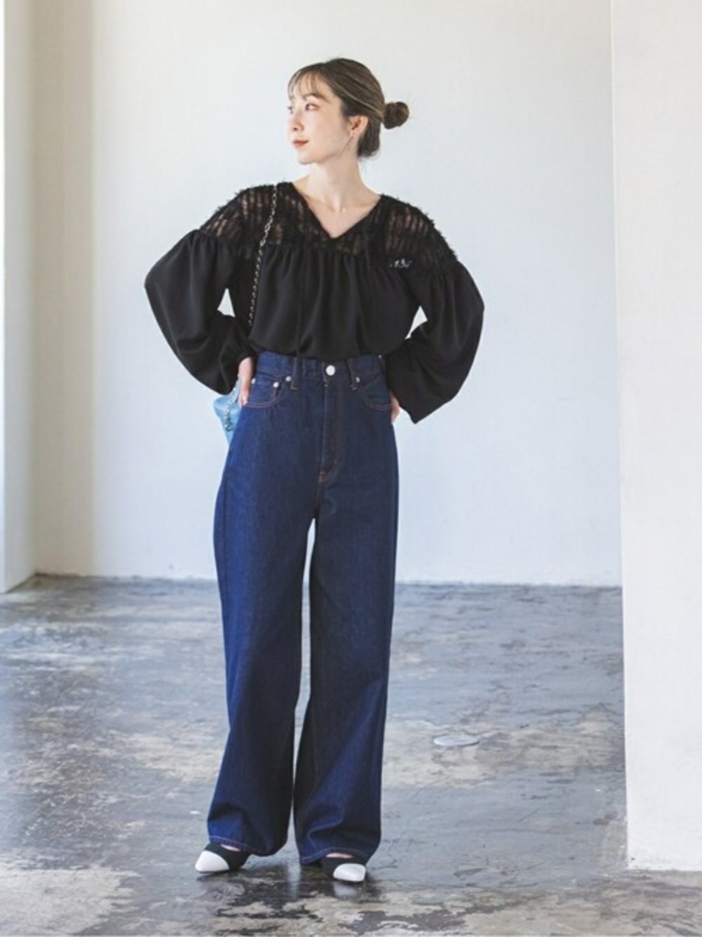 ブラック系のシャツ/ブラウス、ブラック系のバレエシューズ、ブルー系のショルダーバッグを着用したレディースの秋コーディネートの1枚目の写真