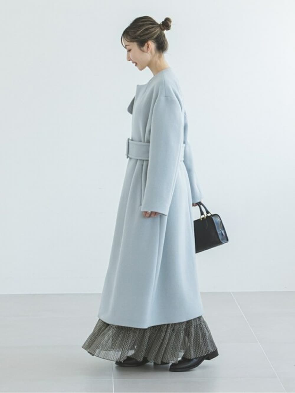 ウールナイロンノーカラートレンチコートを使った人気ファッション