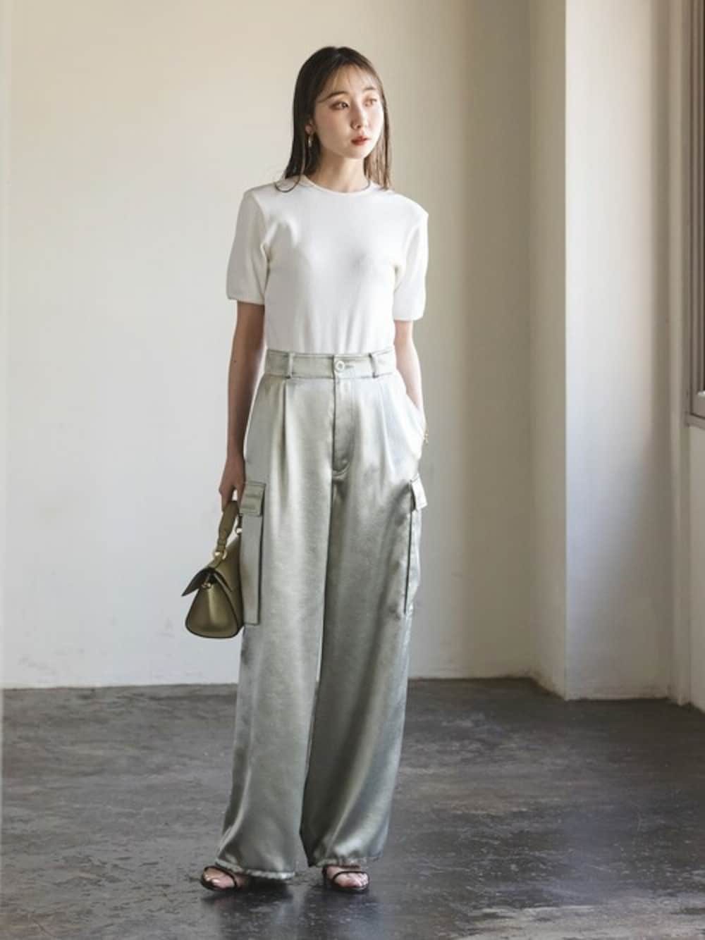 ホワイト系のTシャツ/カットソー、グリーン系のカーゴパンツ、ゴールド系のブレスレットを着用したレディースの冬コーディネートの1枚目の写真