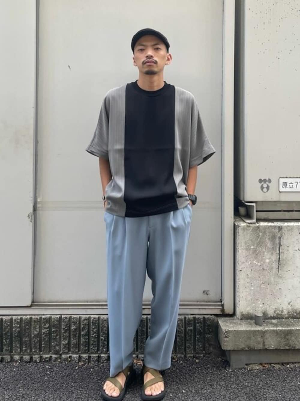 ブラック系のTシャツ/カットソー、ブルー系のスラックスを着用したメンズの夏コーディネートの1枚目の写真
