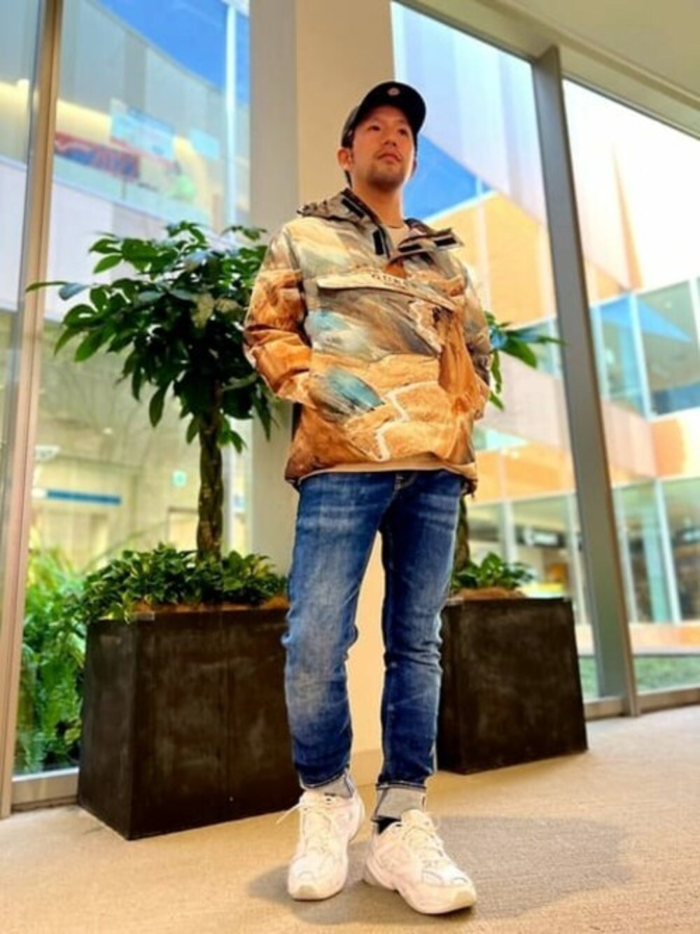 「デニム、アウトドアスタイル、アノラックパーカー、guess、Guess Jeans 、ゲス(GUESS)」｜「GuessのKagool Jacket（その他アウター、その他）」を使った、GUESS JAPANさん（メンズ・170cm）の春コーディネートの1枚目の写真