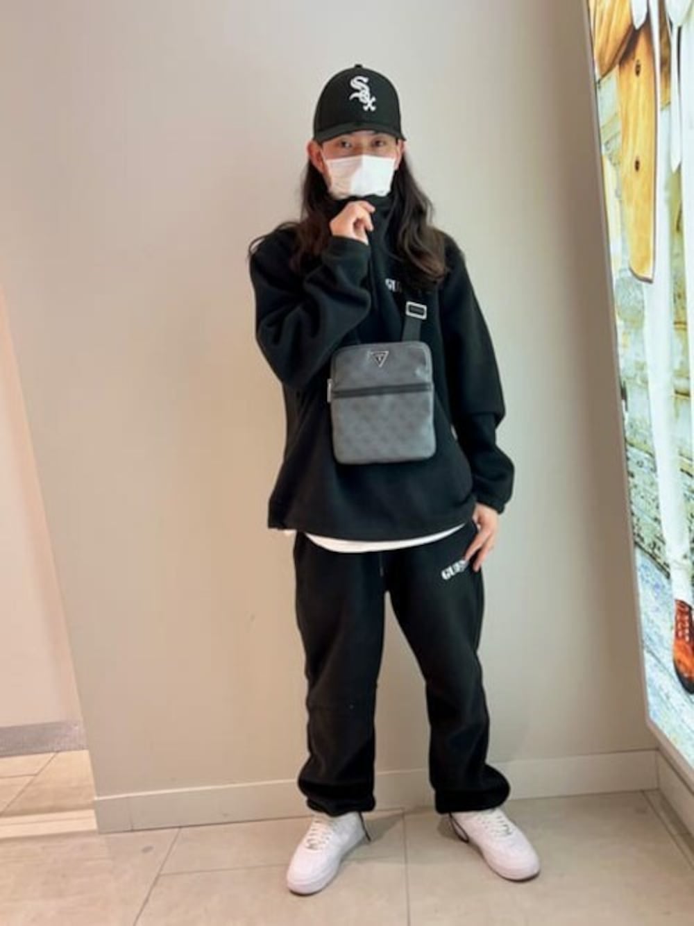 「スウェット、ショルダーバッグ、ゆったりコーデ、guess、ゲス(GUESS)、メンズバッグ」｜「GuessのGUESS Originals Half-Zip Pullover（スウェット、ブラック系）」を使った、GUESS JAPANさん（メンズ・173cm）の春コーディネートの1枚目の写真