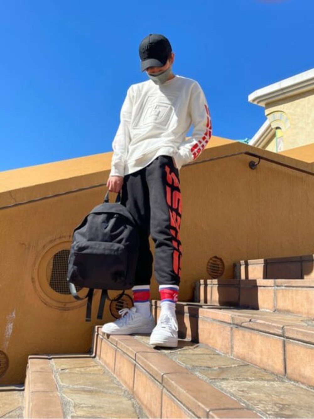 「スウェット、バックパック、キャップ、スポーツミックス、ロゴスウェット、ソックス、guess、ロゴスタイル」｜「GuessのDerrick Sweat（スウェット、ホワイト系）」を使った、GUESS JAPANさん（メンズ・174cm）の春コーディネートの1枚目の写真